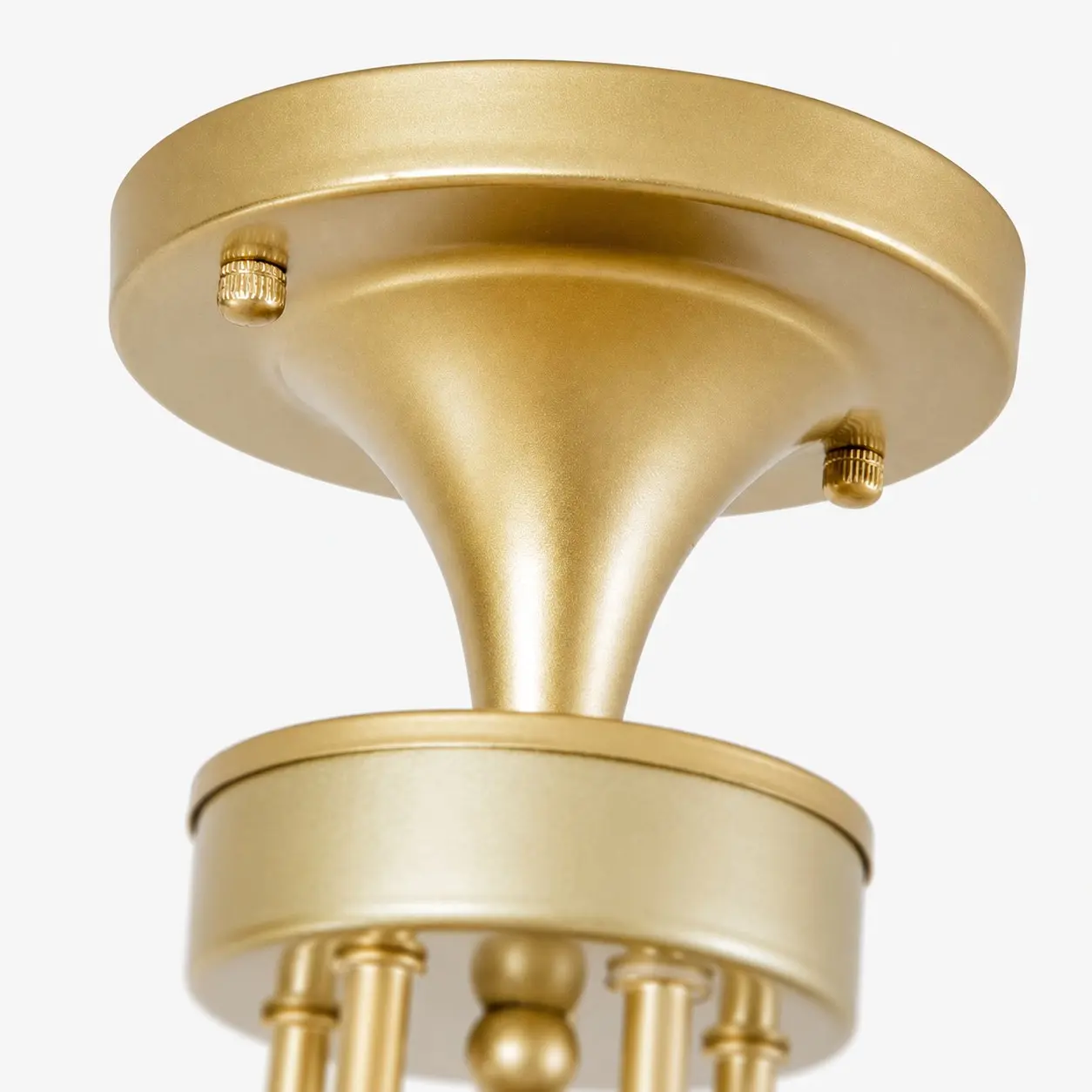 Detalle de dosel de techo dorado resistente