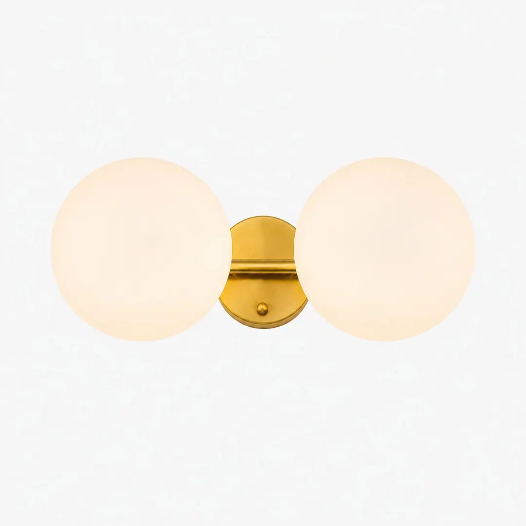 Applique murale dorée à deux lumières avec globes en verre opalin
