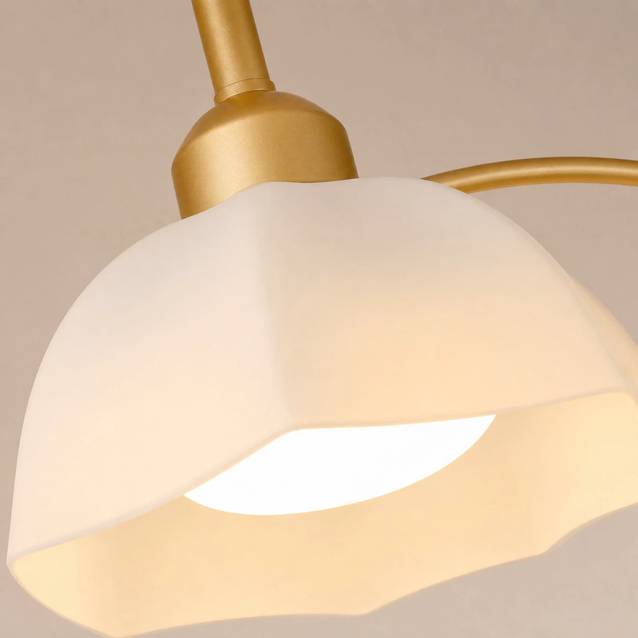 Gros plan sur l'abat-jour en verre blanc du lustre