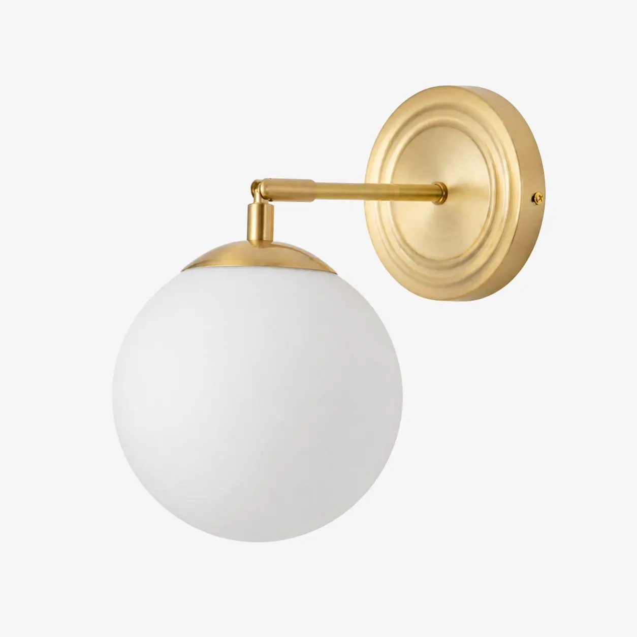 Lampada da parete dorata con paralume rotondo in vetro opalino.
