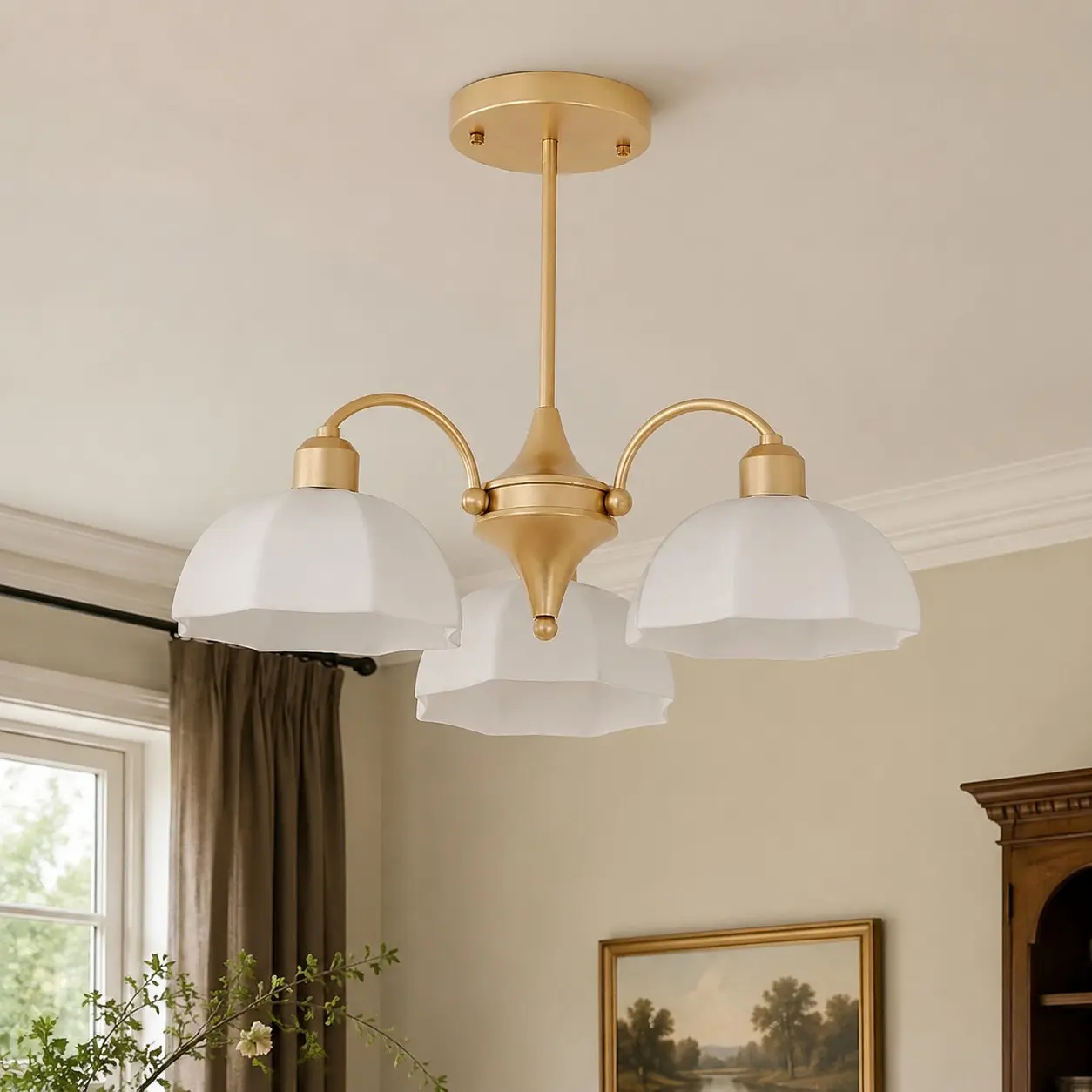 Lustre en verre opalin dans un intérieur classique et chaleureux