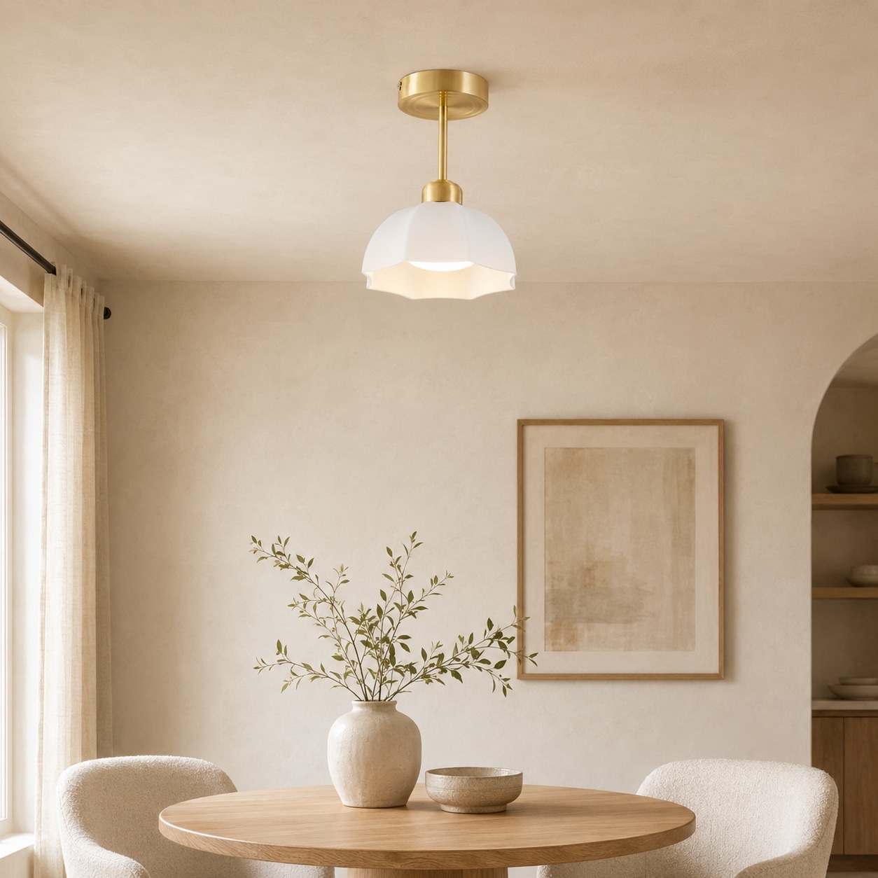 Lampe de plafond en verre opalin blanc avec finition en laiton au-dessus d'une table à manger