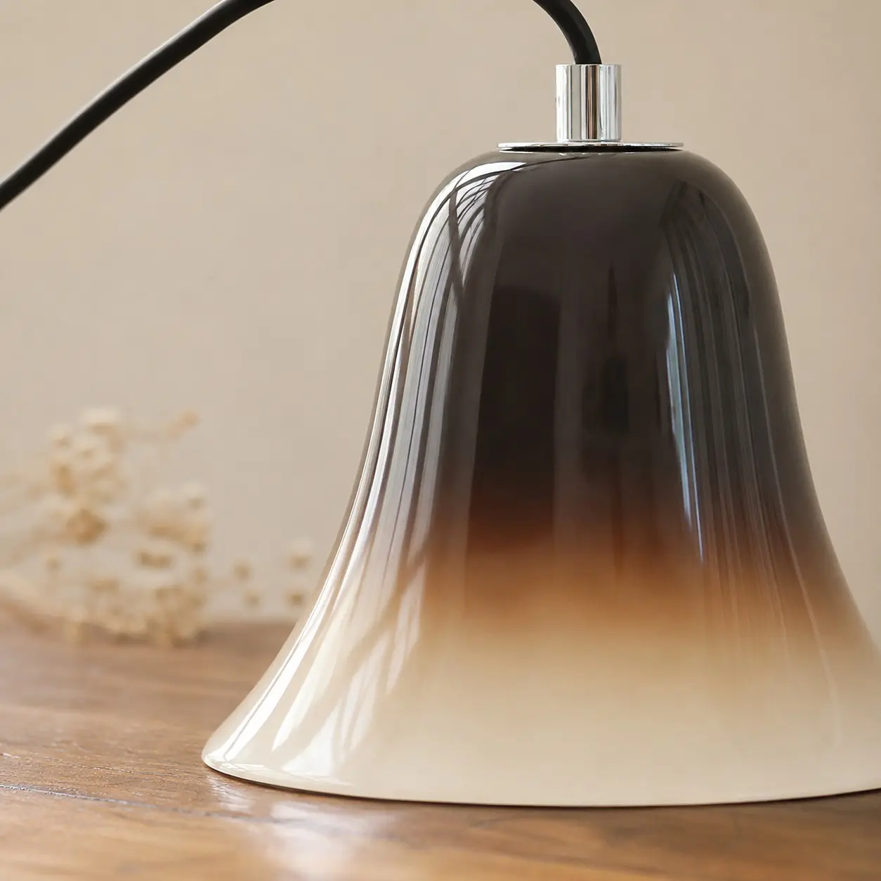 Bord inférieur évasé et profil d'abat-jour en verre lisse