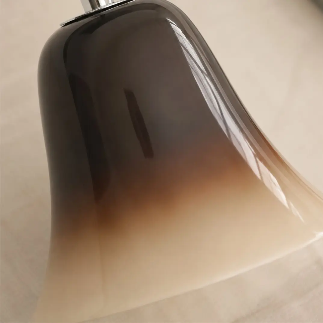 Gros plan sur l'abat-jour en verre dégradé brillant