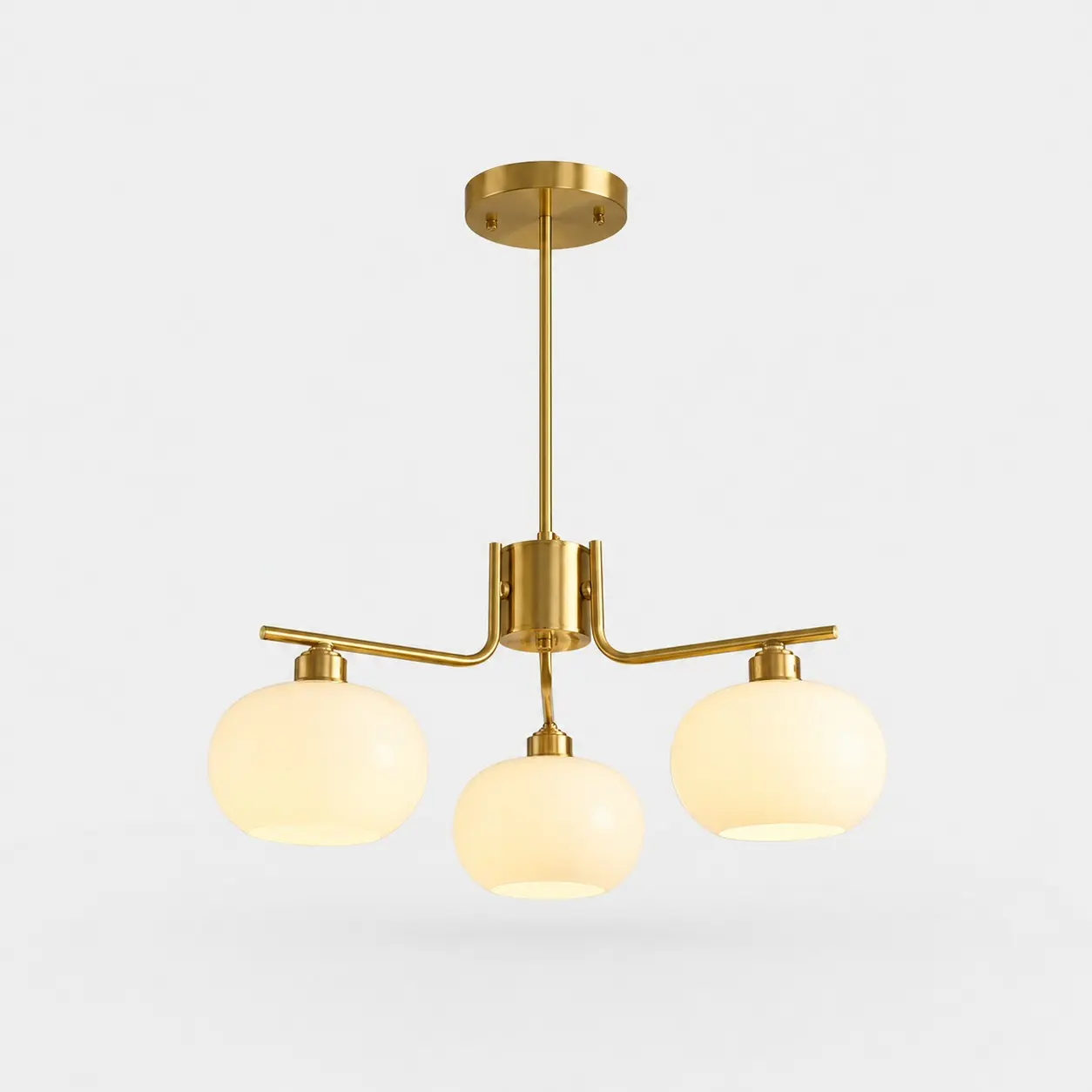 Lustre à trois lumières en laiton massif doré et verre opalin
