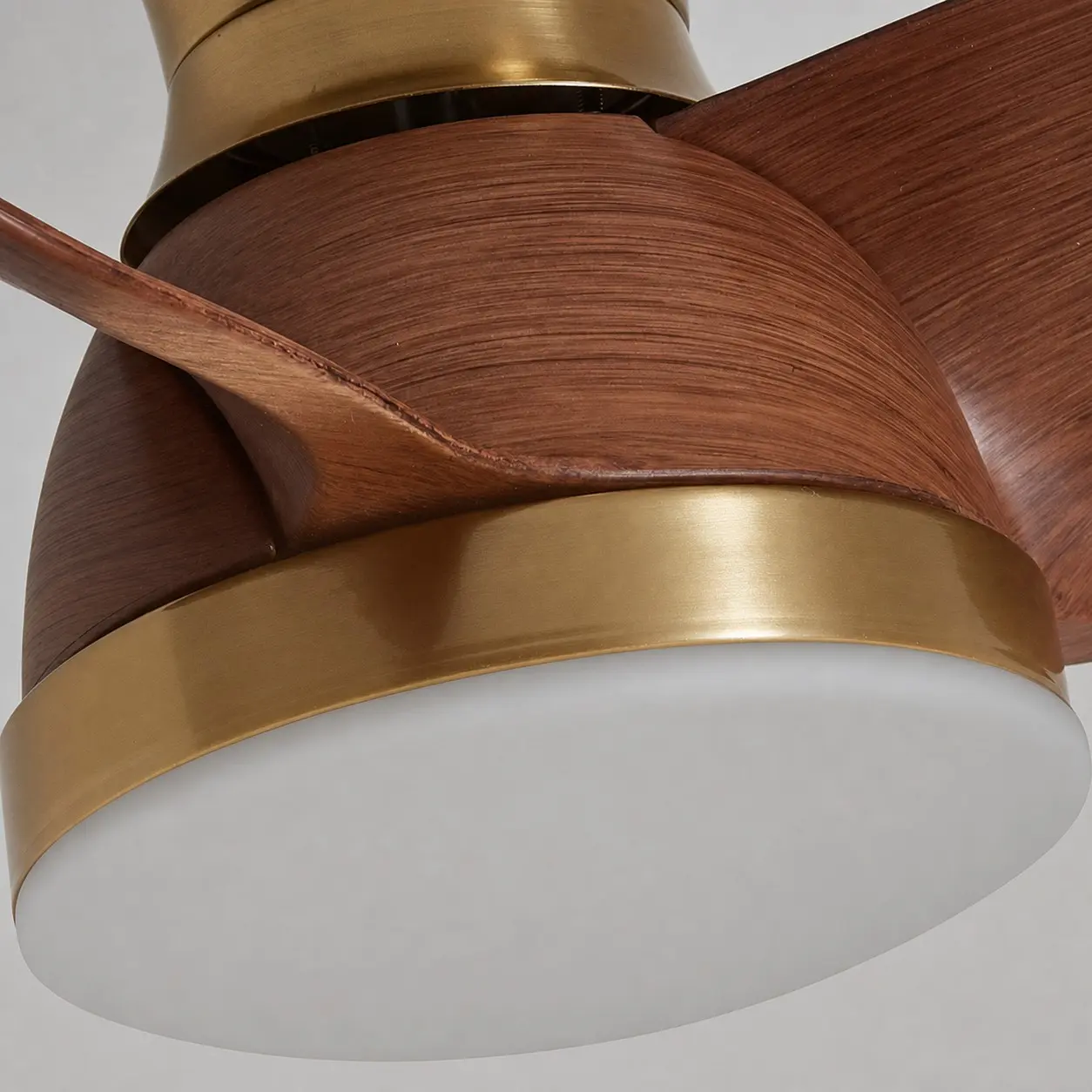 Détail du corps du ventilateur imitation bois et de l’éclairage LED intégré