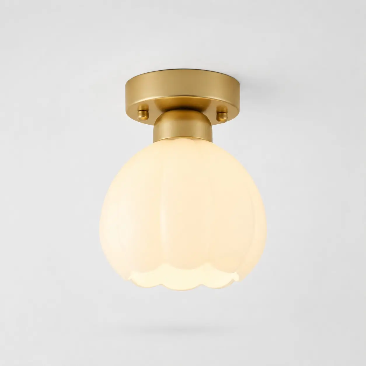 Plafonnier en verre opalin et fer doré, orné de fleurs