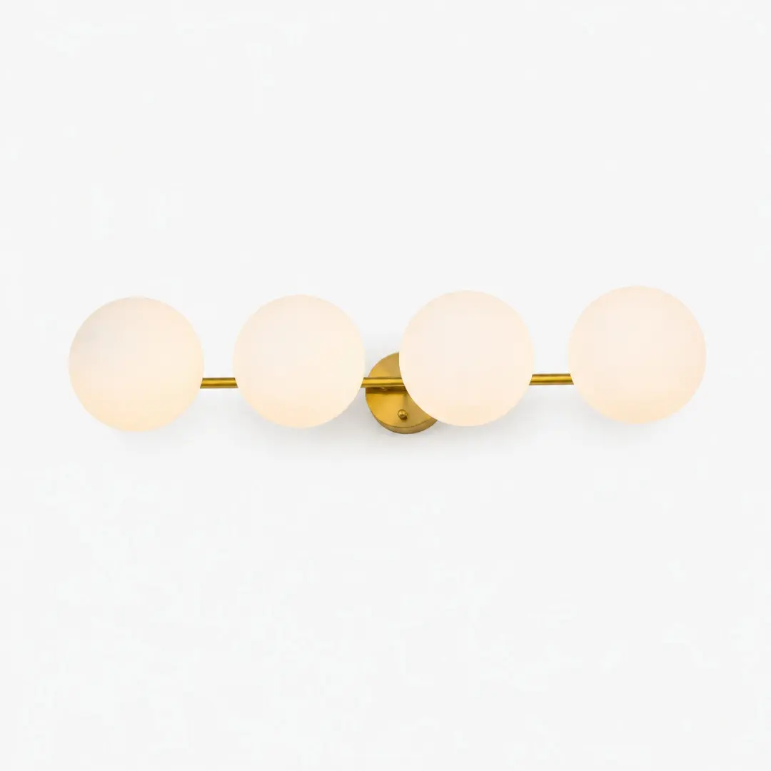 Applique murale dorée à quatre lumières avec globes en verre opalin