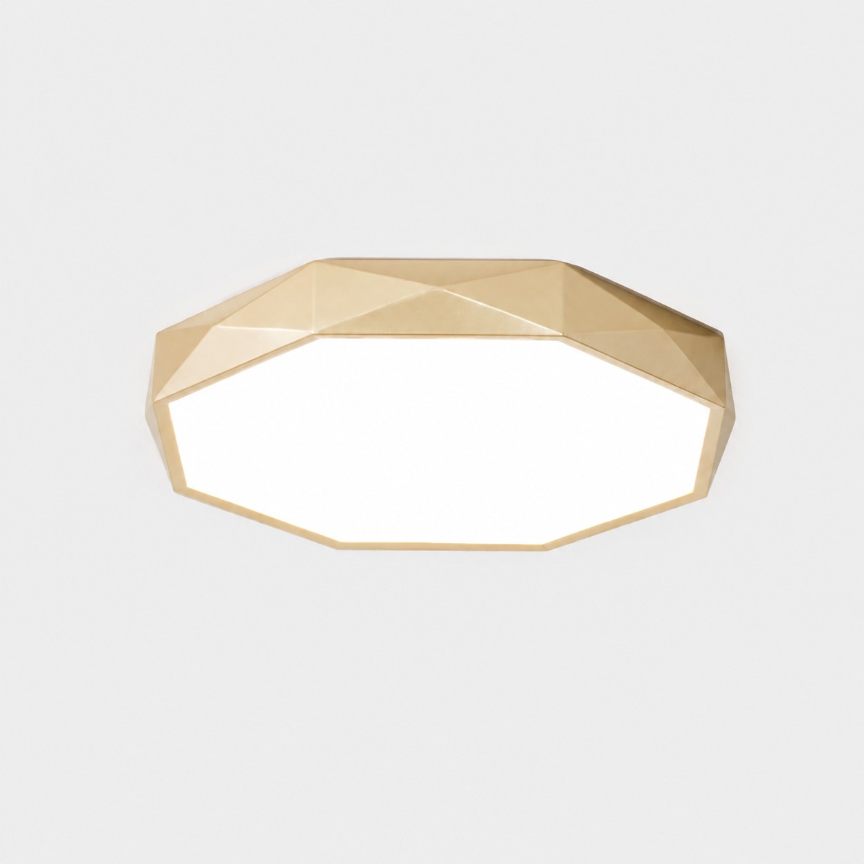 Plafonnier polygonal doré en mode lumière blanche