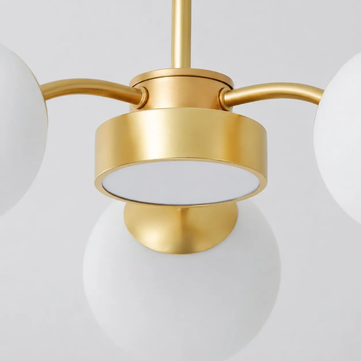 Goldene Nabe und gebogene Armdetails
