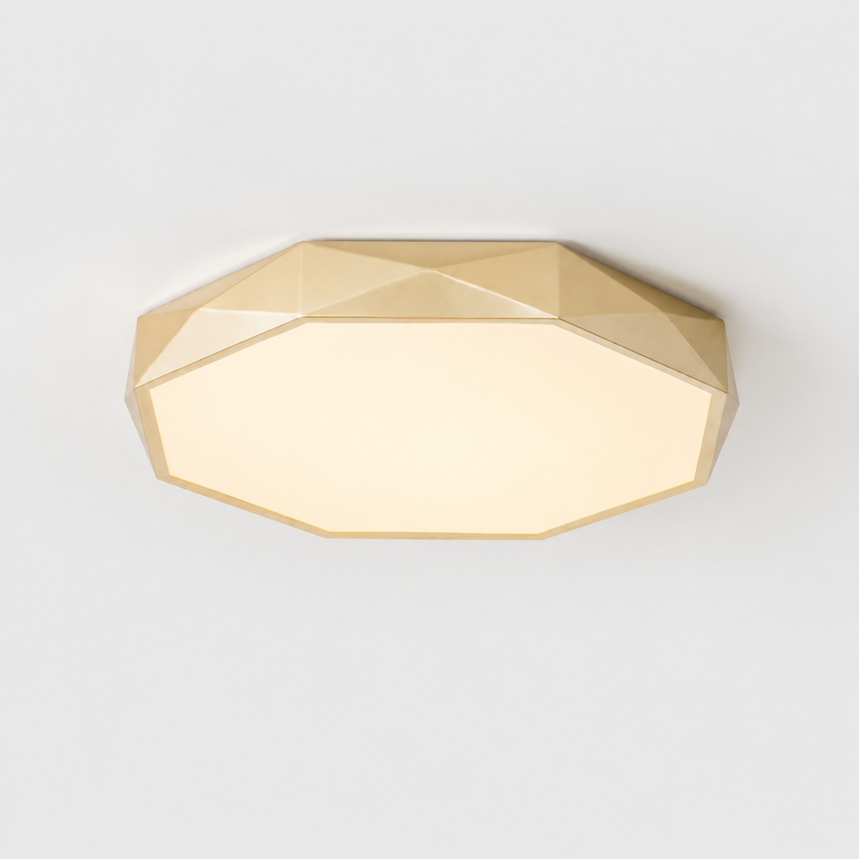 Plafonnier doré avec diffuseur à lumière chaude douce