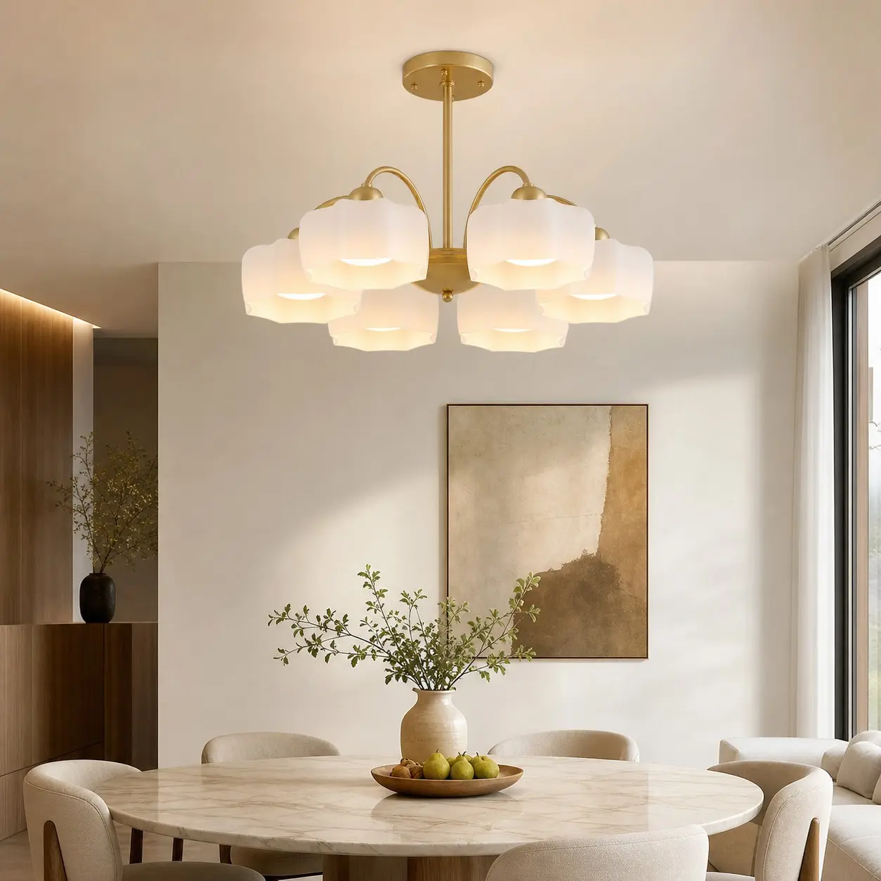Lustre doré au-dessus d'une table à manger moderne