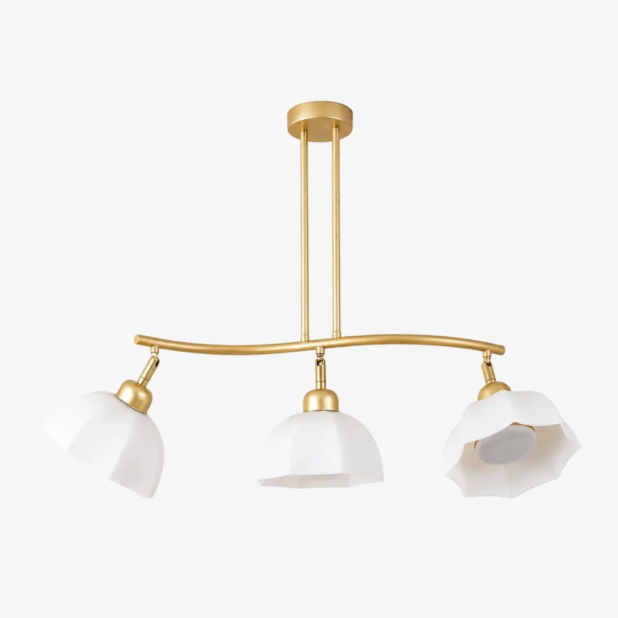 Dreiflammiger Kronleuchter mit weißen Glasschirmen und einem goldenen Metallgestell