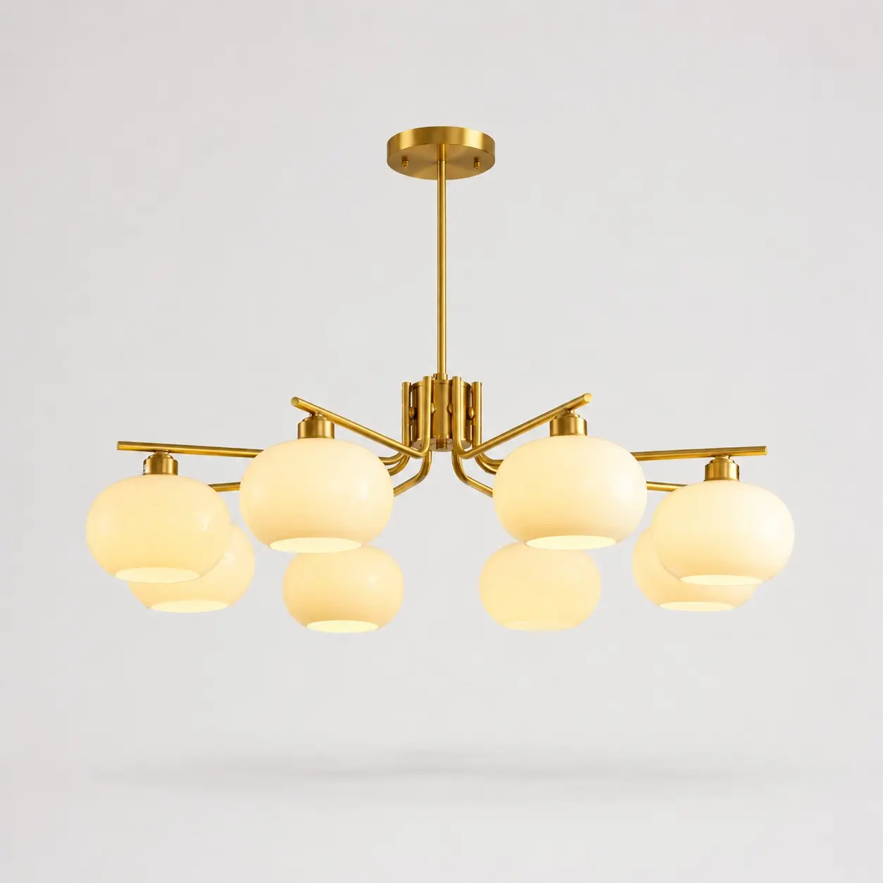 Lustre à huit lumières en laiton massif doré et verre opalin