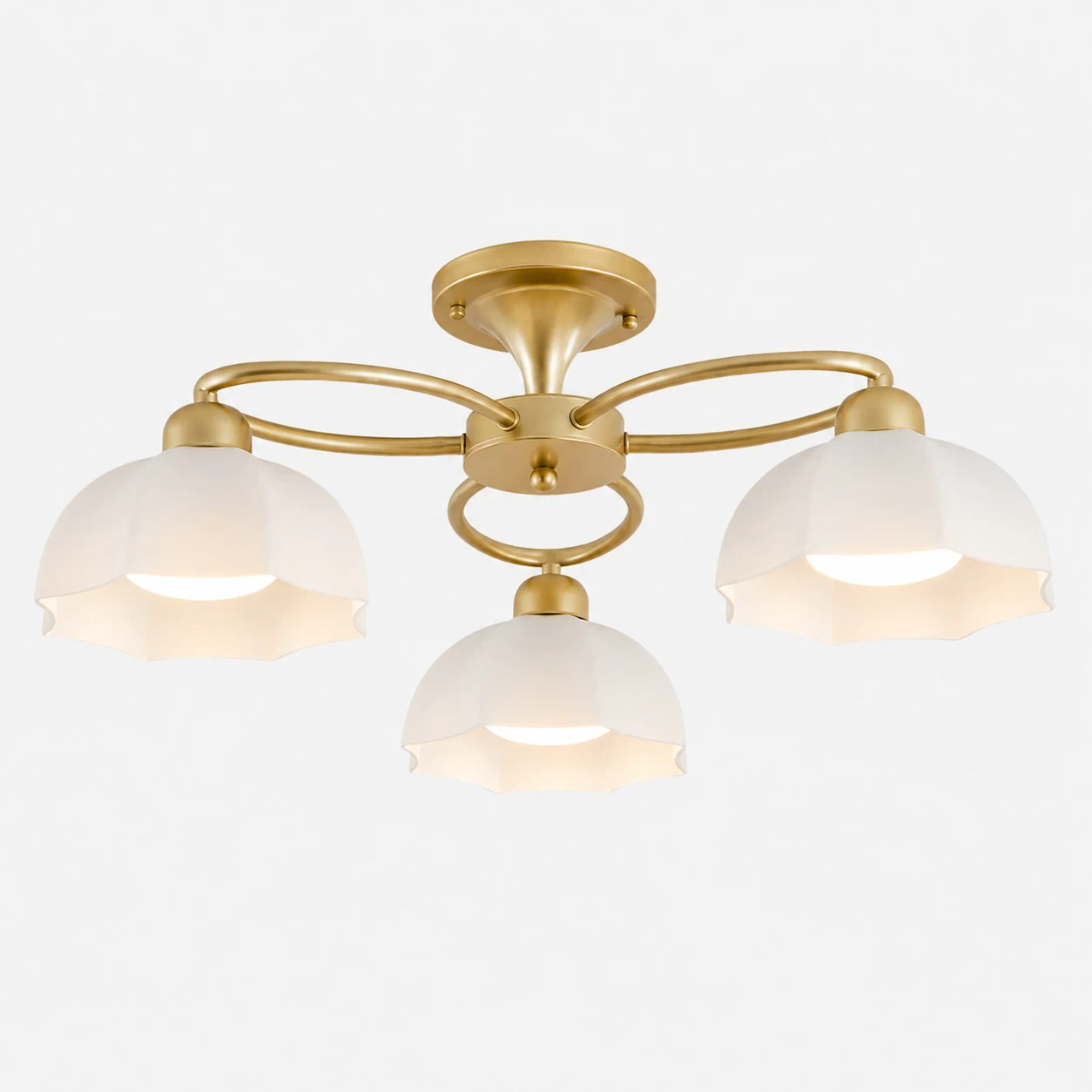 Plafonnier à trois lumières couleur laiton avec abat-jour en verre blanc