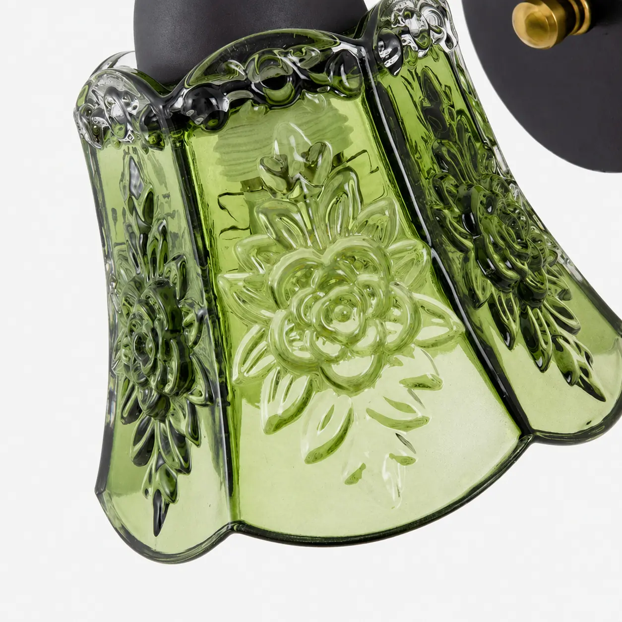 détail d'abat-jour en verre pressé vert à motif floral