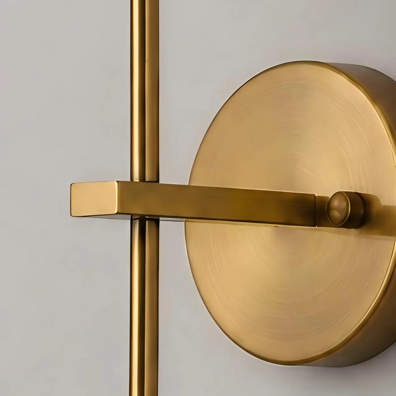 Primer plano de la unión del brazo del aplique de pared