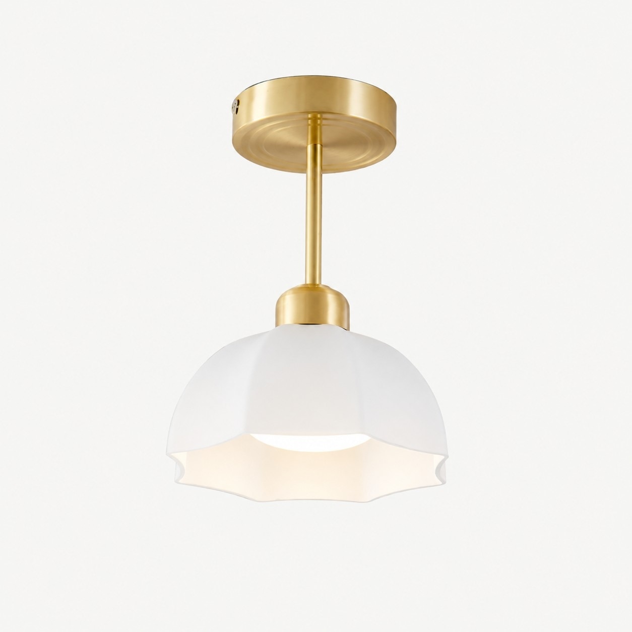 Lampe de plafond en verre opalin blanc style A avec finition en laiton