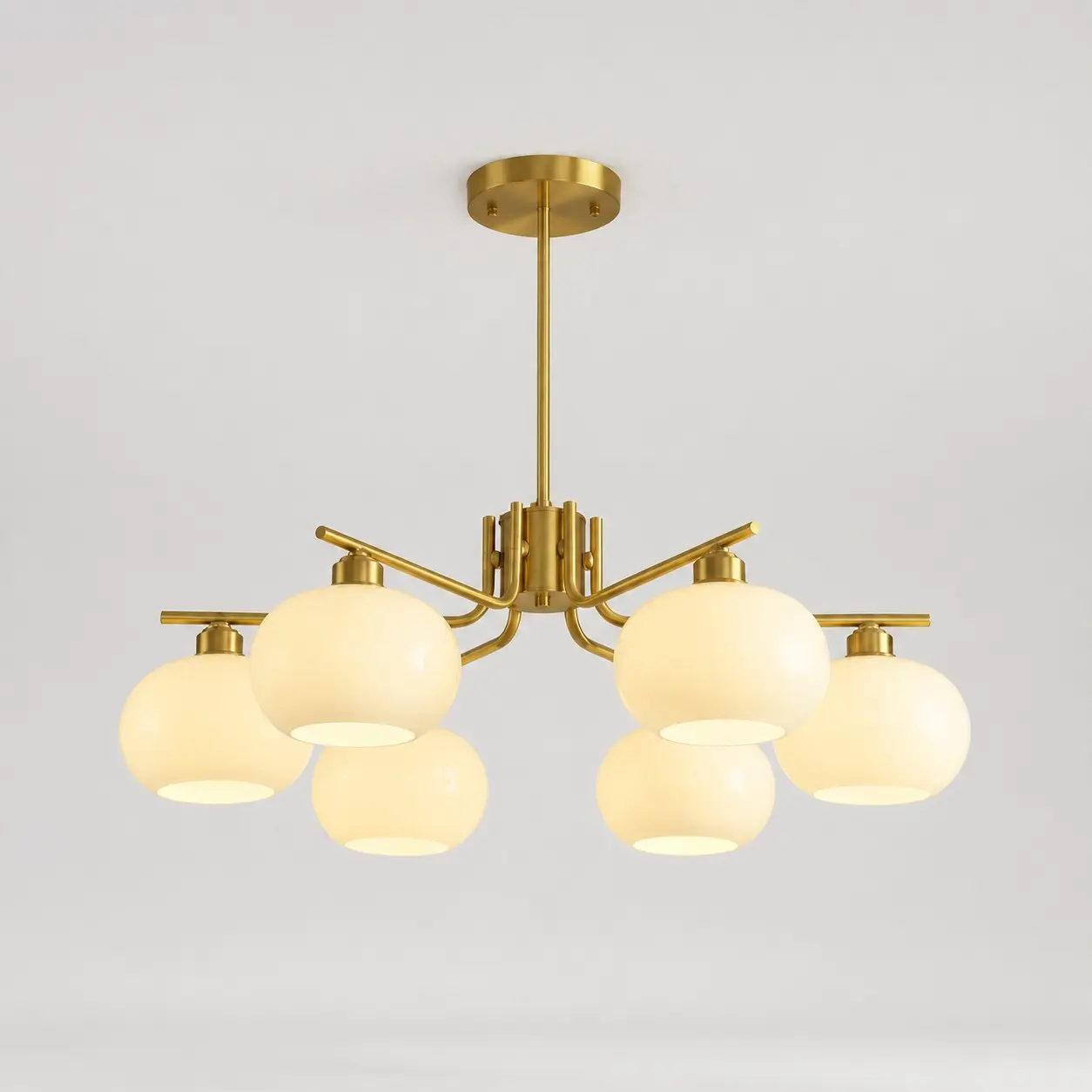 Lustre à six lumières en laiton massif doré et verre opalin