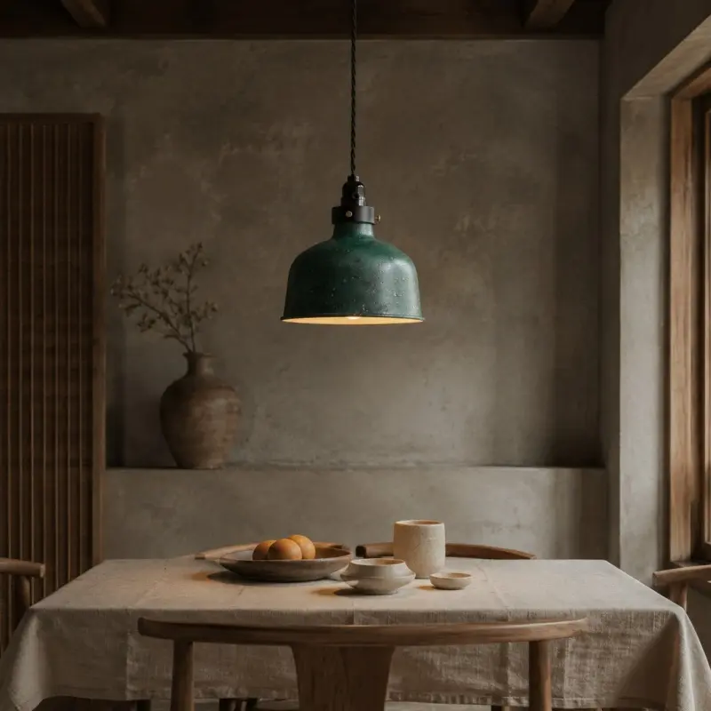 Pendentif vert dans un intérieur rustique