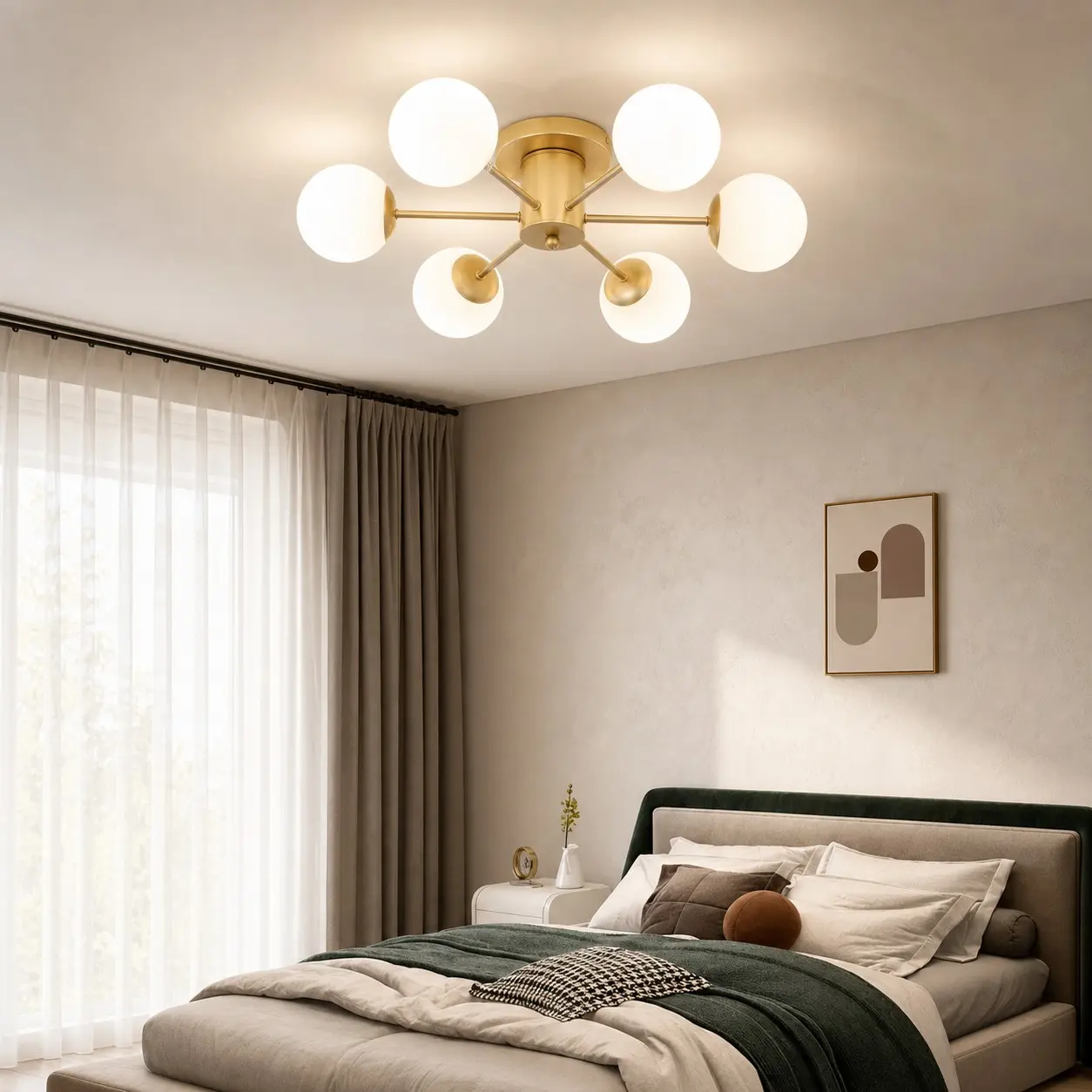 Plafonnier globe doré dans une chambre moderne et apaisante