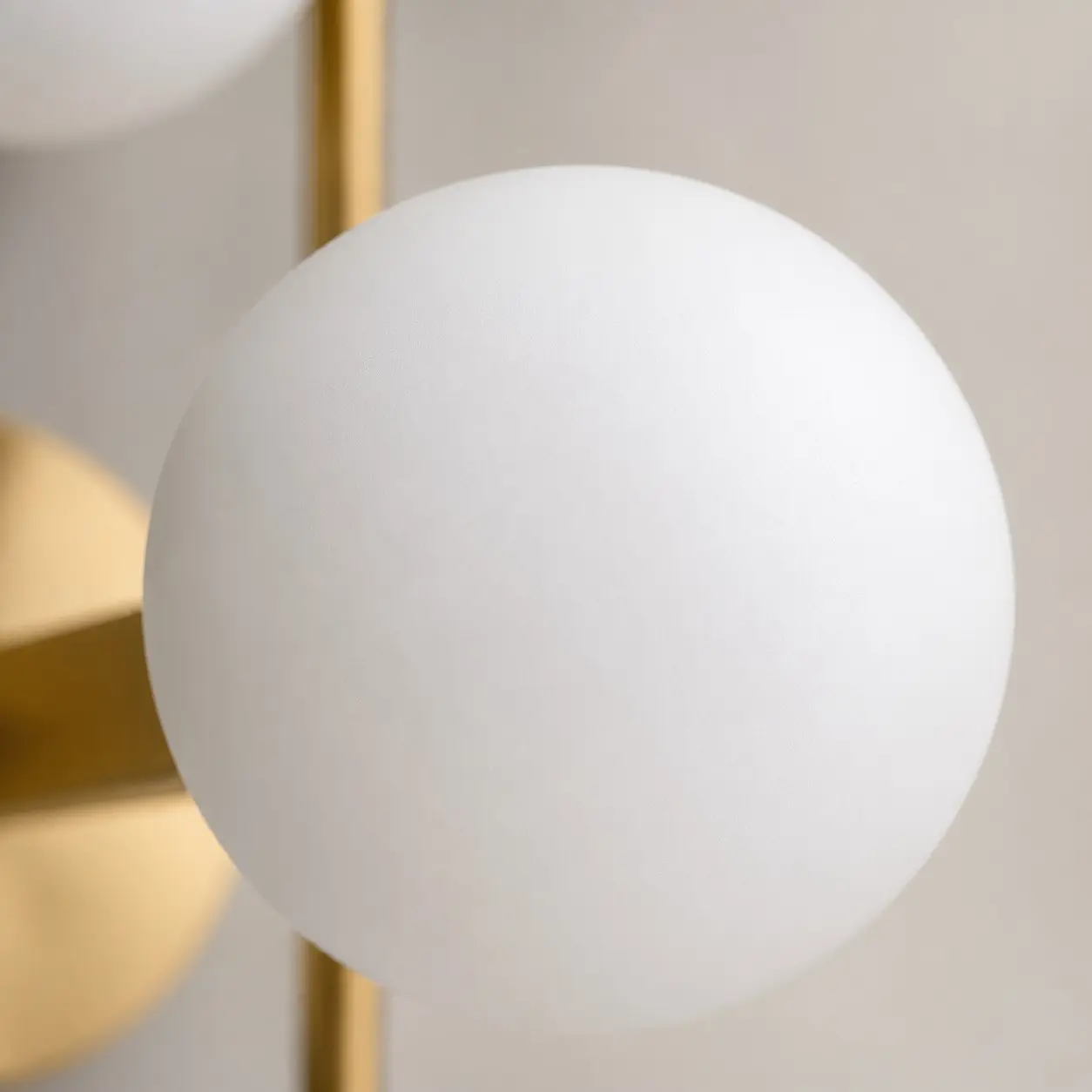 Primo piano del paralume in vetro che diffonde la luce