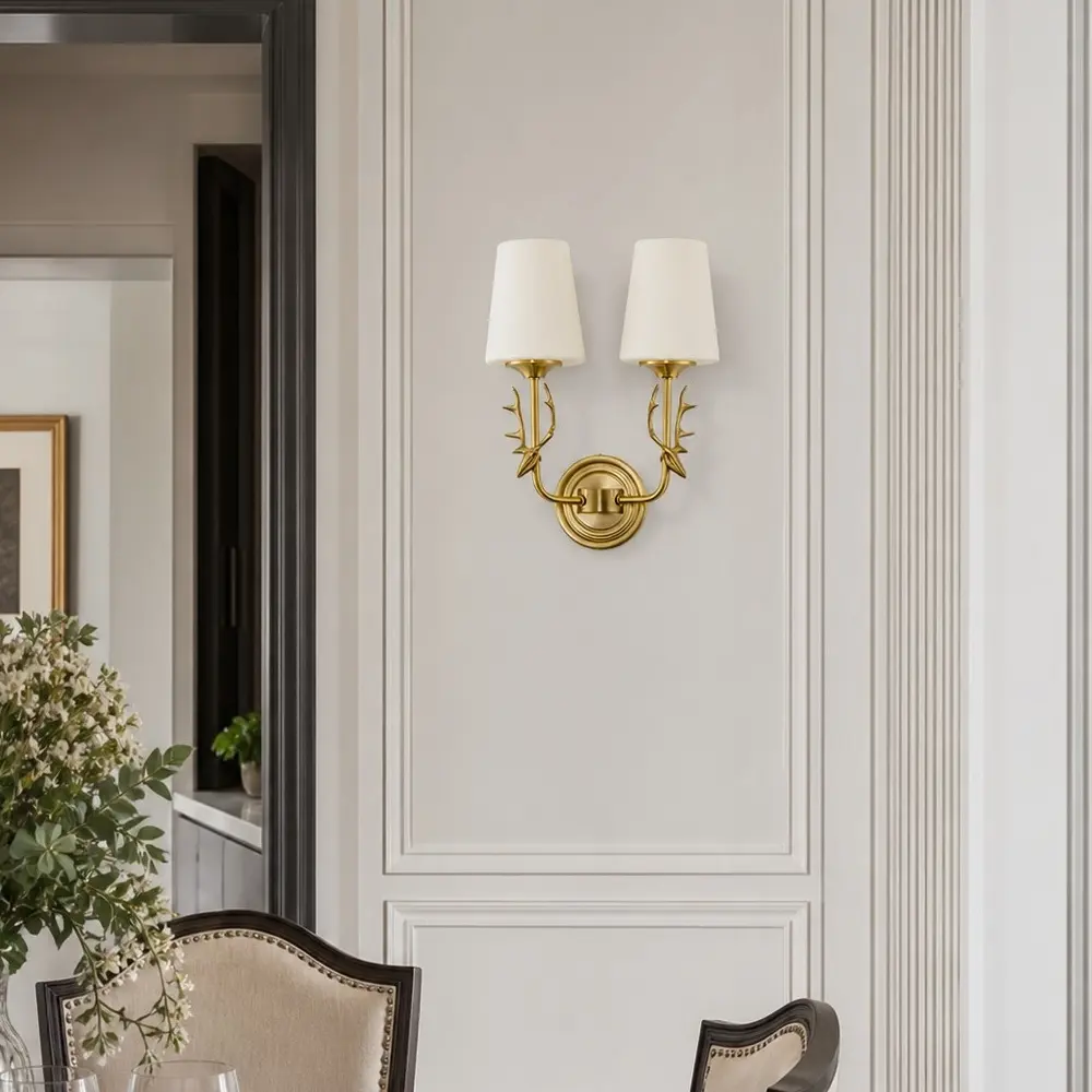 Applique da parete a forma di corna di cervo in un interno elegante