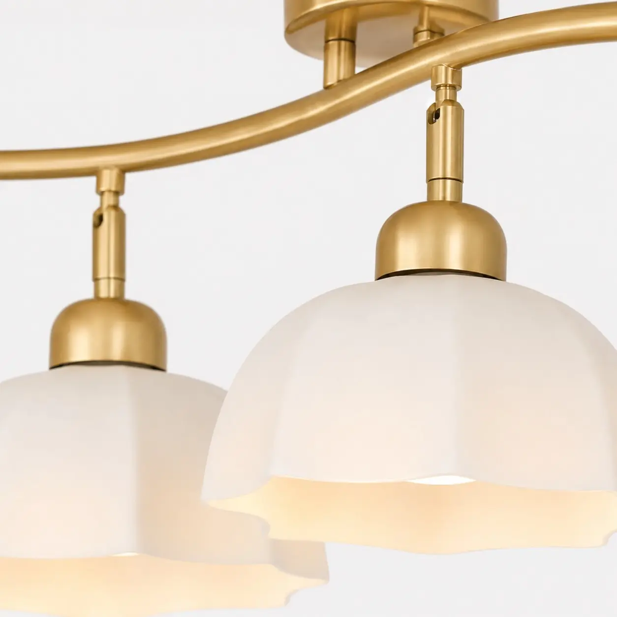 Détails du support de lampe doré et de l'abat-jour en verre
