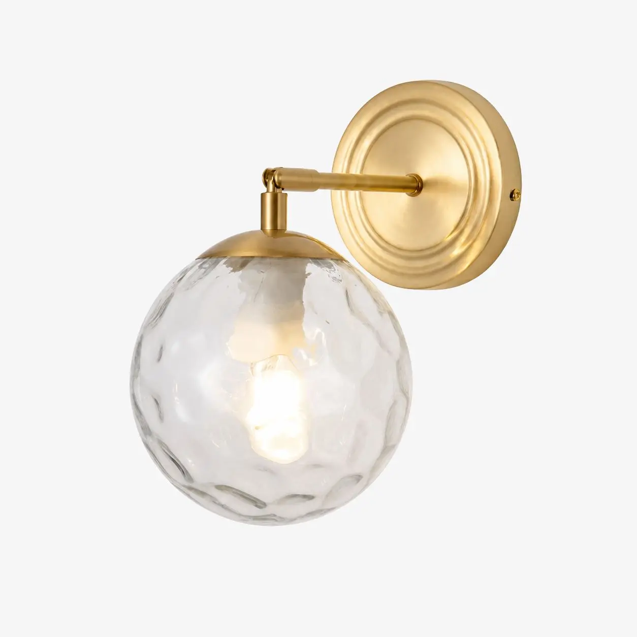 Lampada da parete dorata con paralume rotondo in vetro ondulato