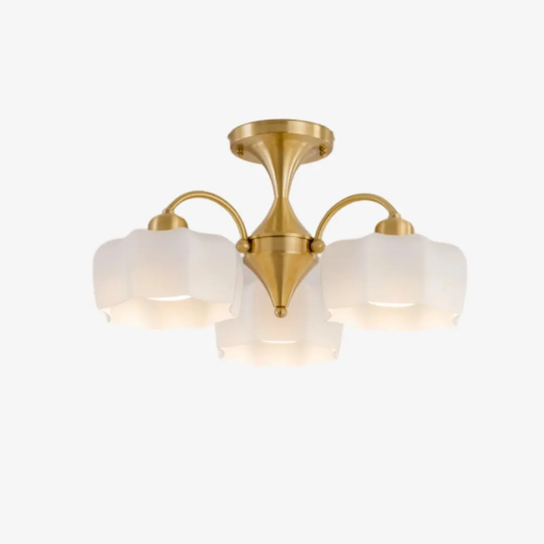Plafonnier à trois lumières en verre blanc avec cadre en or brossé