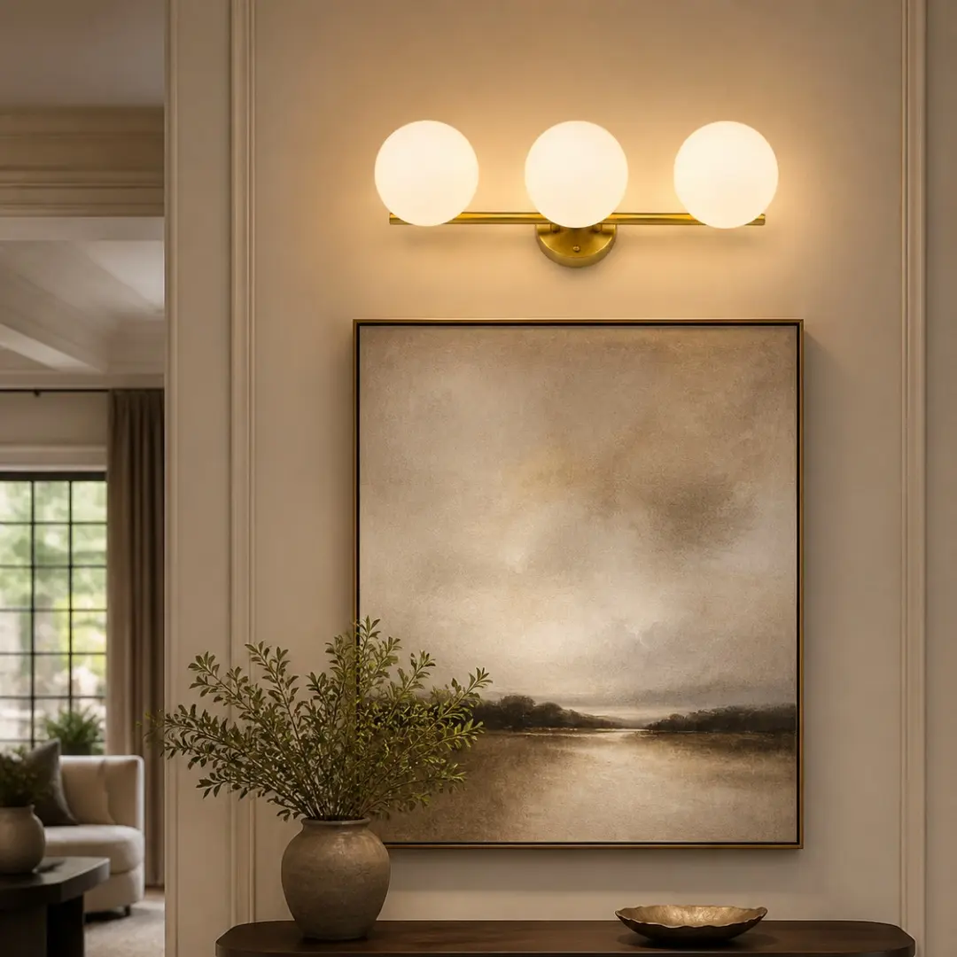 Applique murale à trois lumières en verre opalin doré au-dessus d'une console