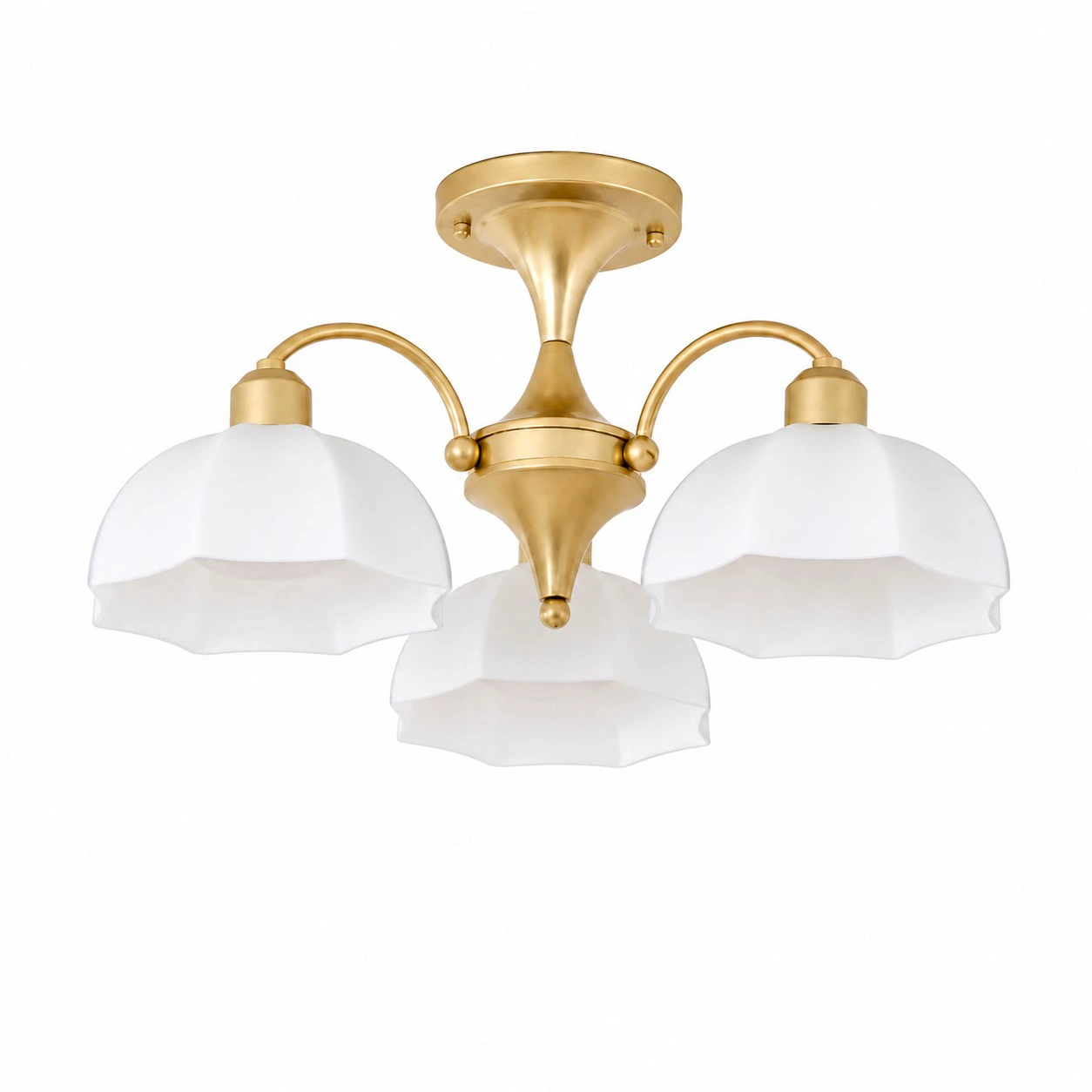 Lustre doré à trois lumières avec abat-jour en verre blanc