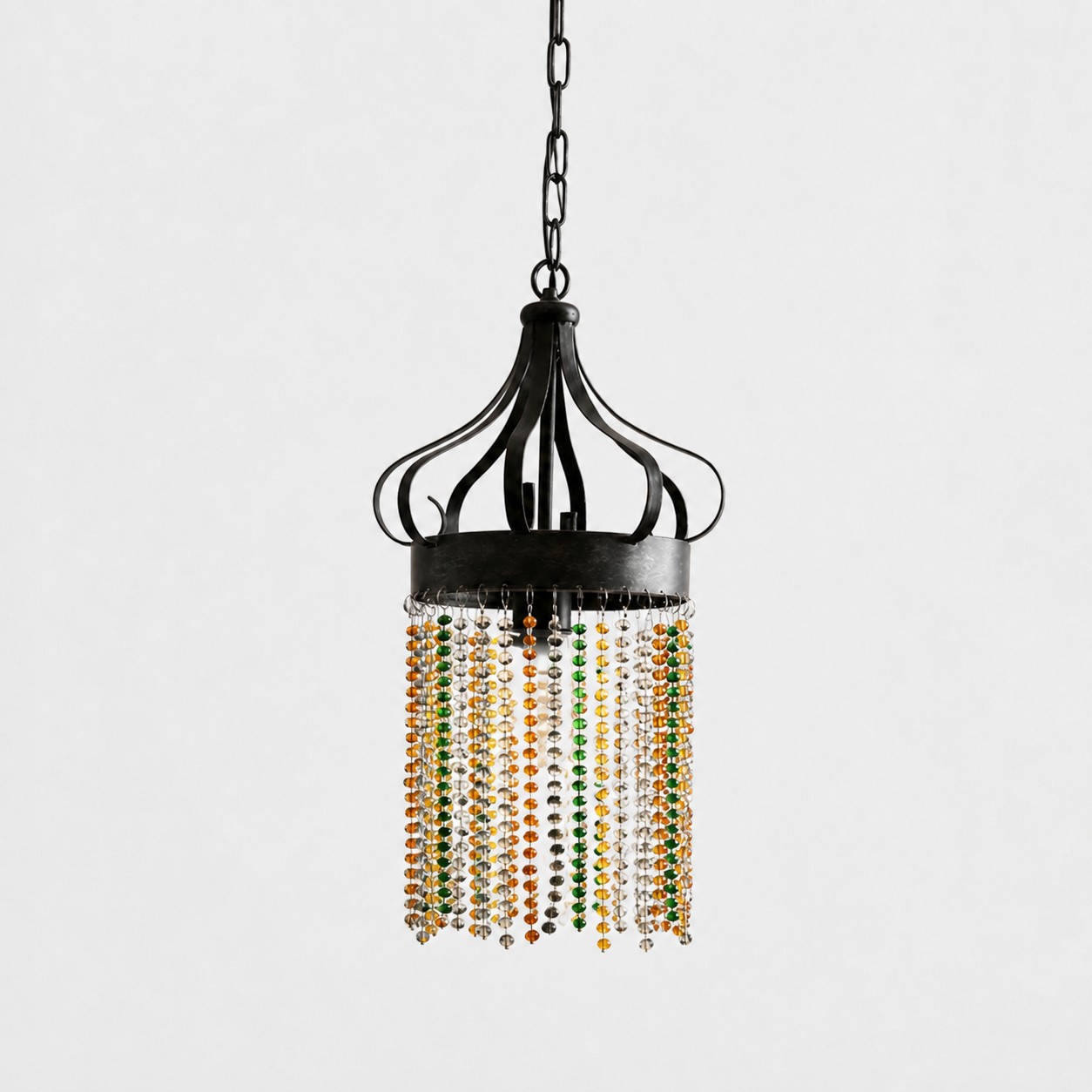 Lámpara colgante negra con tiras de cuentas de cristal multicolor