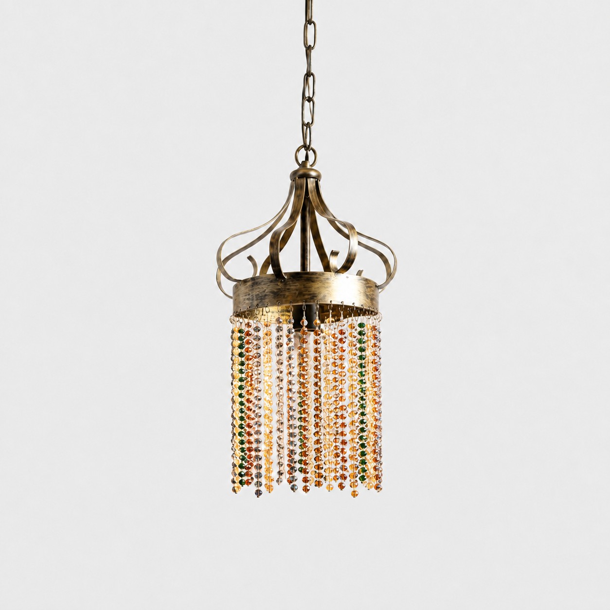 Lámpara colgante de latón antiguo con tiras de cuentas de cristal multicolor