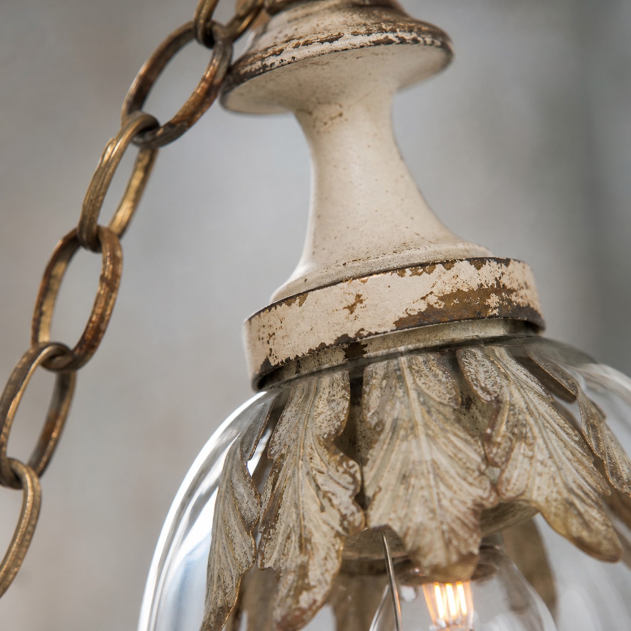 Gros plan sur la surface du verre et la décoration sculptée en forme de pétales