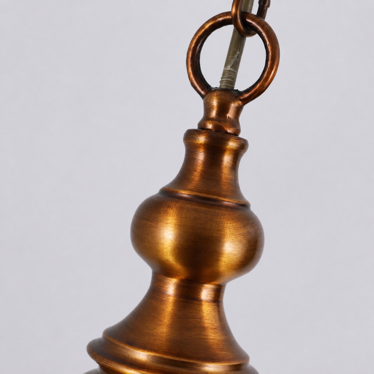 Szczegóły miniaturowej lampy wiszącej z mosiądzu i bursztynowego szkła 1