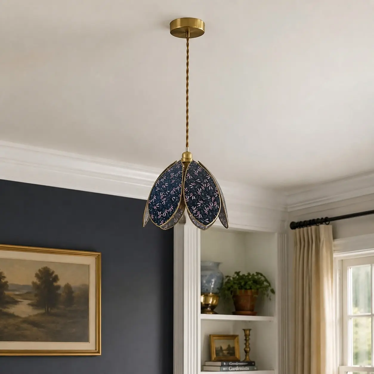 Lampada a sospensione con petali di fiori blu in una stanza elegante