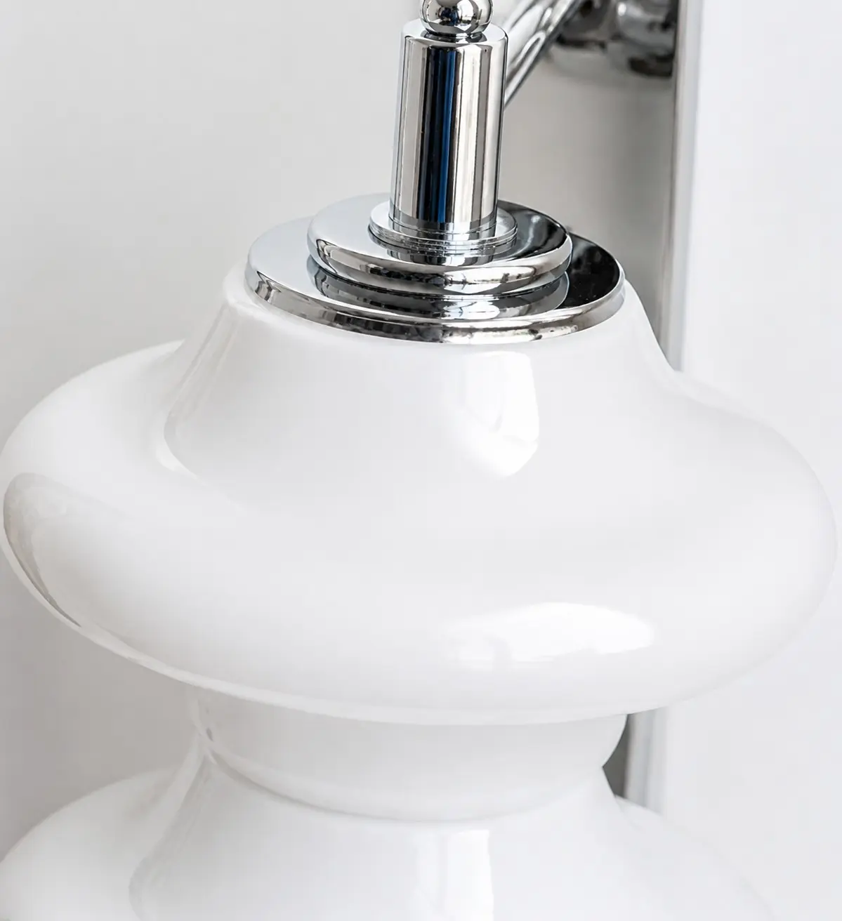 Detailopname van de witte glazen lampenkap