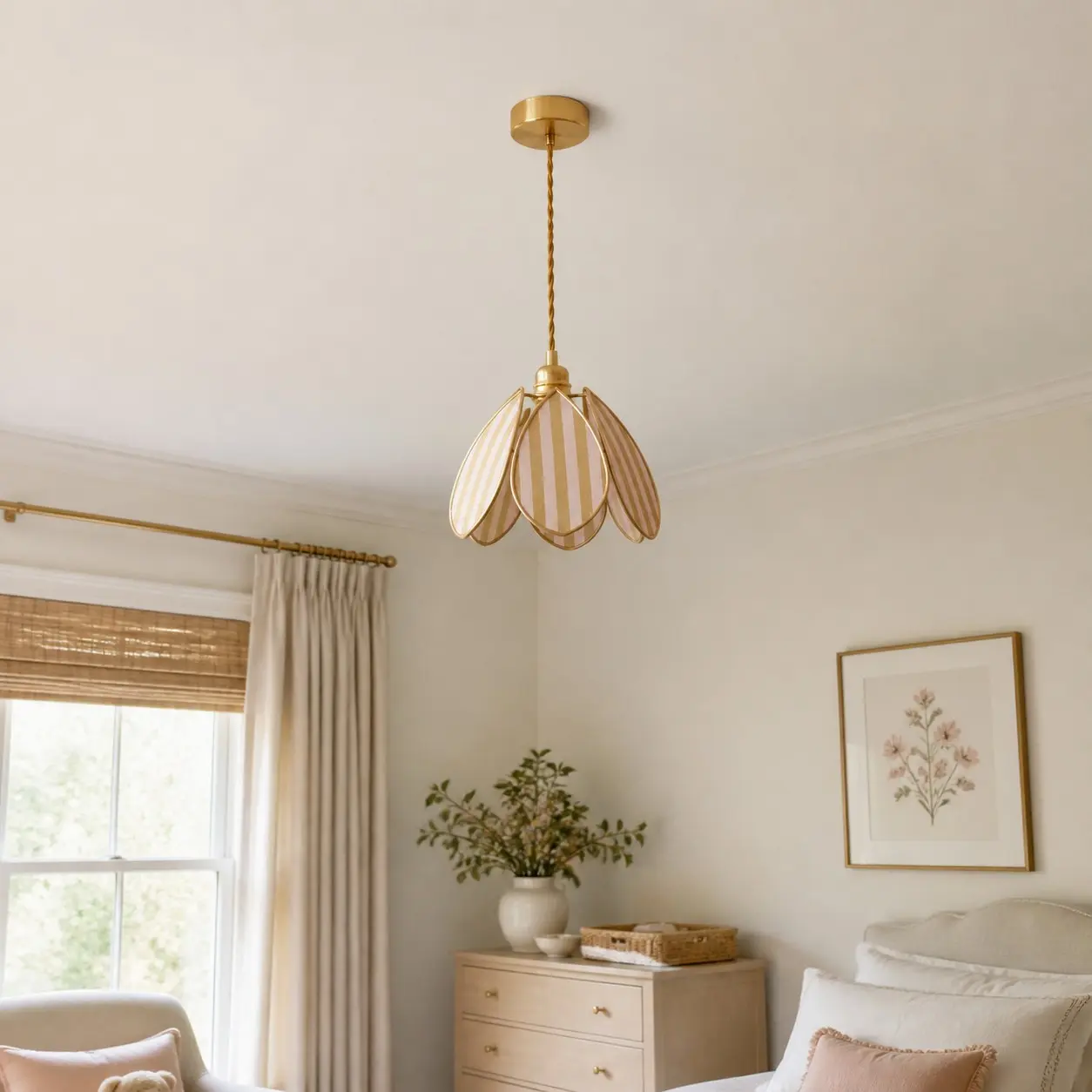 Hanglamp met gele strepen in een slaapkamer met een rustige inrichting.