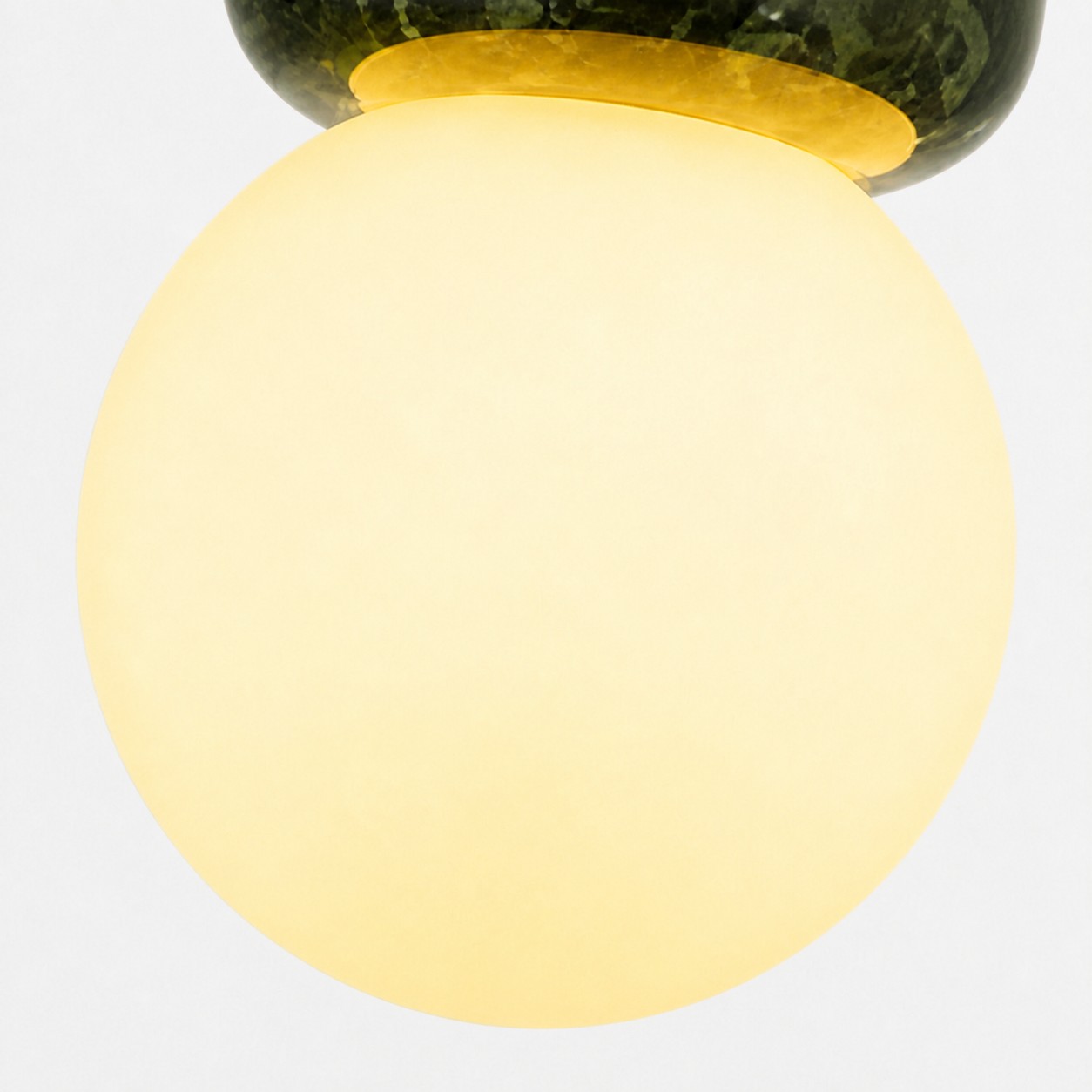 Weiße Glaskugel unter dem Jadedetail