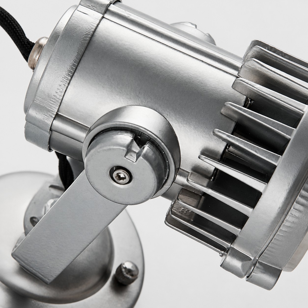 Adjustable pivot for precise, flexible lighting