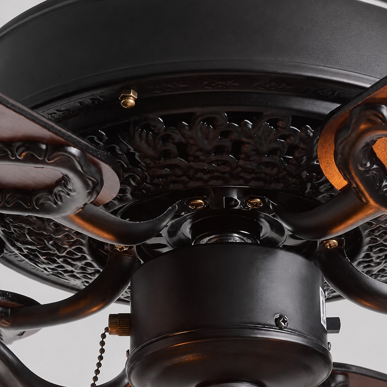 Aufwendige Metallarbeiten verleihen dem Raum einen luxuriösen Vintage-Touch.