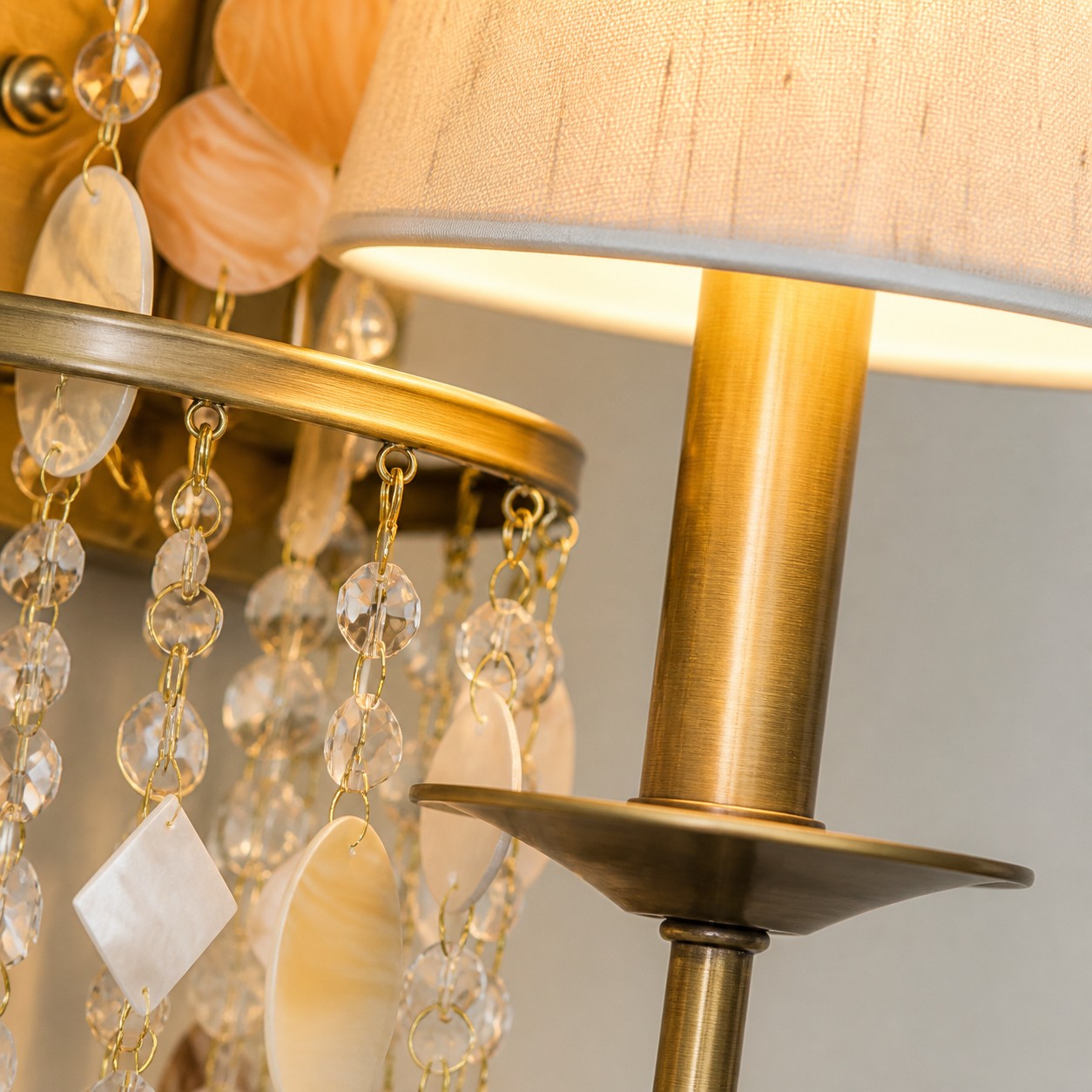 Detail 3 der Wandleuchte mit Kristall- und Muschelquasten