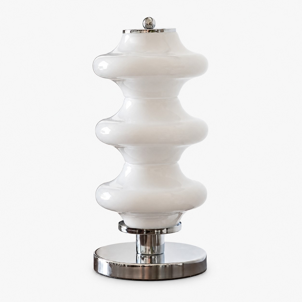 Witte opalen glazen Bauhaus tafellamp met chromen afwerking.