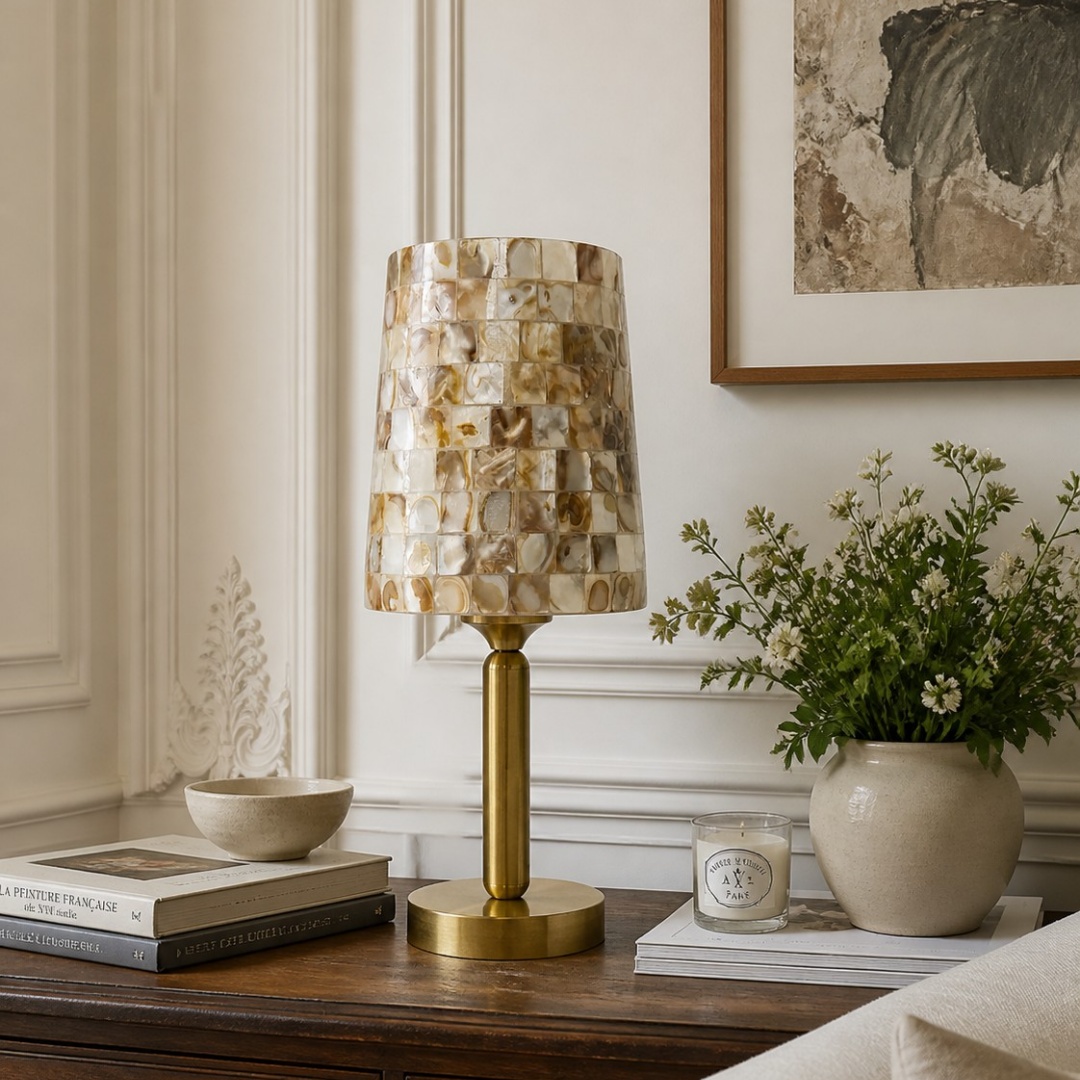 Beige Tischlampe aus Capiz-Muscheln auf einer Holzkonsole