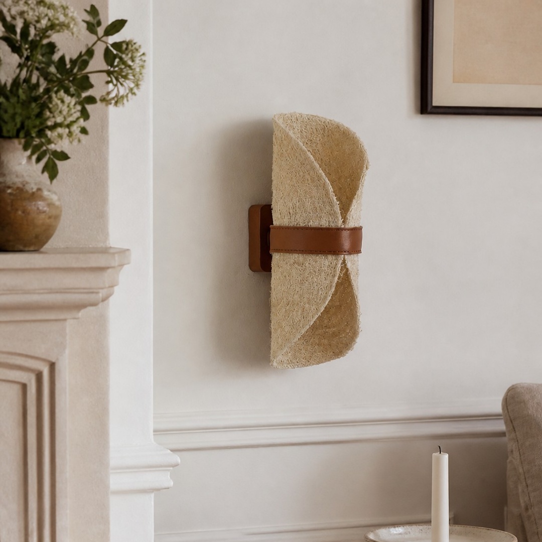 Wandleuchte aus Naturschwamm und Leder in einem eleganten, neutralen Interieur