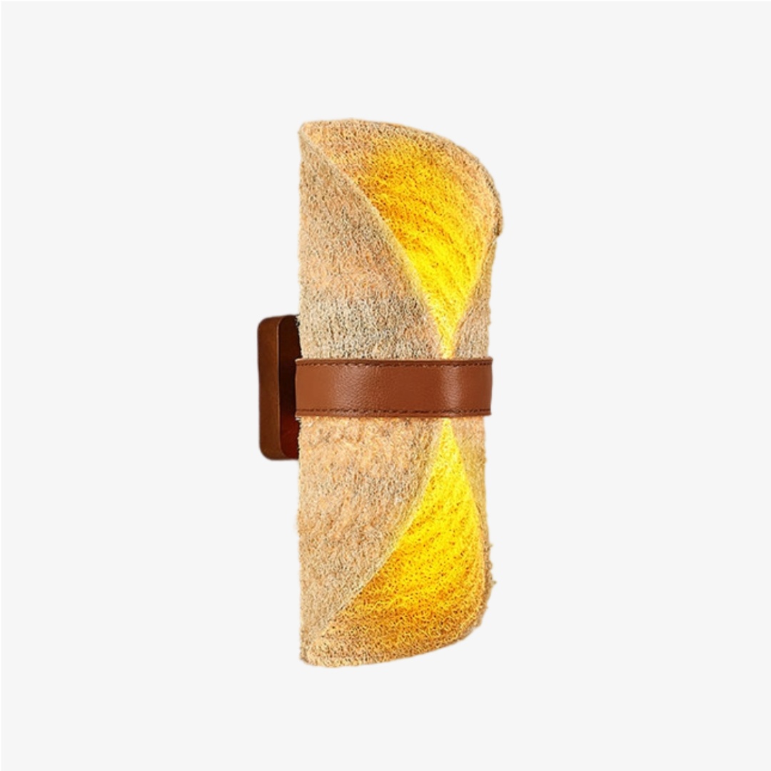 Beige Wandleuchte aus Naturschwamm mit braunem Lederband, beleuchtet