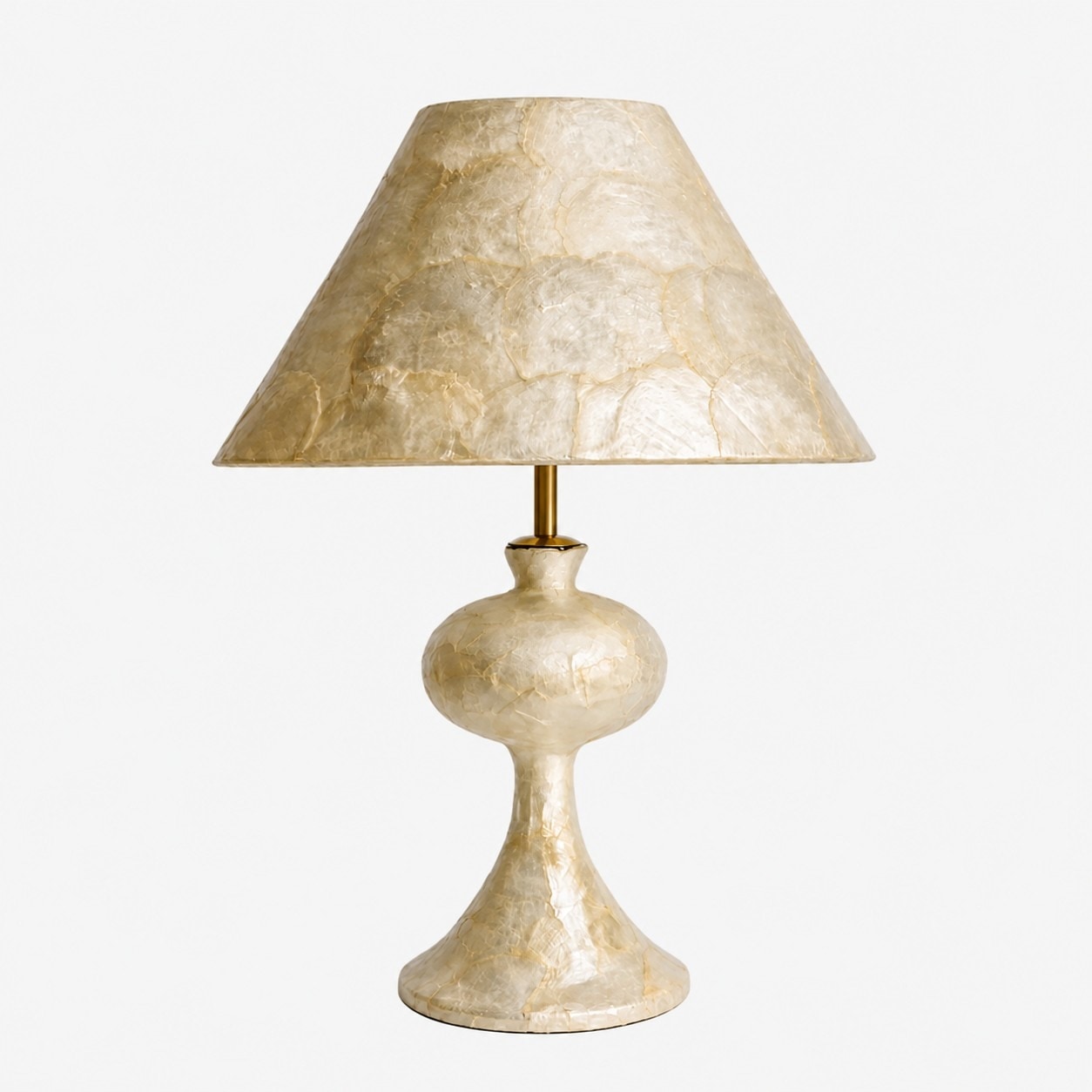 Lampada da tavolo in conchiglia di capiz con paralume e base scultorei.