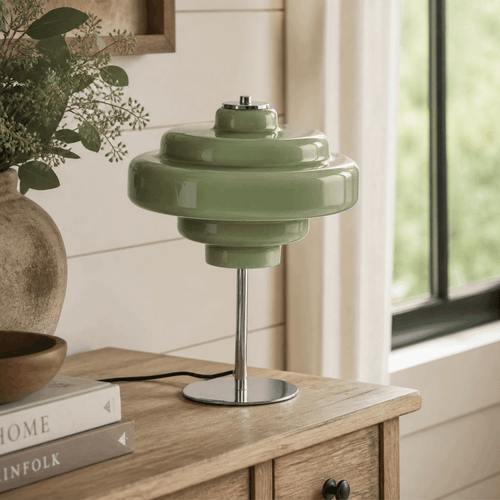 Woonkamer met bijzettafel en Koloro glazen tafellamp
