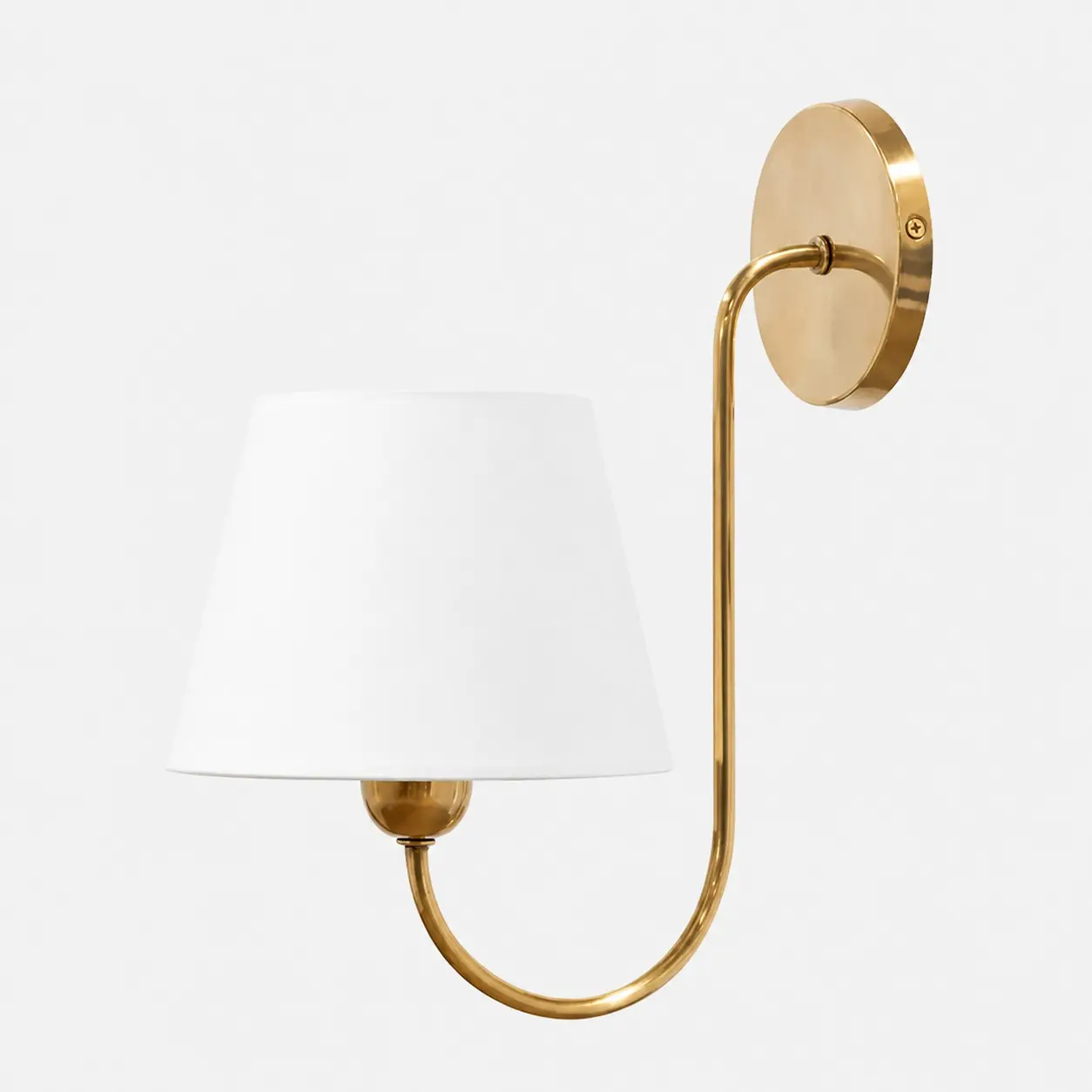 Aplique de pared de cobre natural con brazo curvo y pantalla de tela.